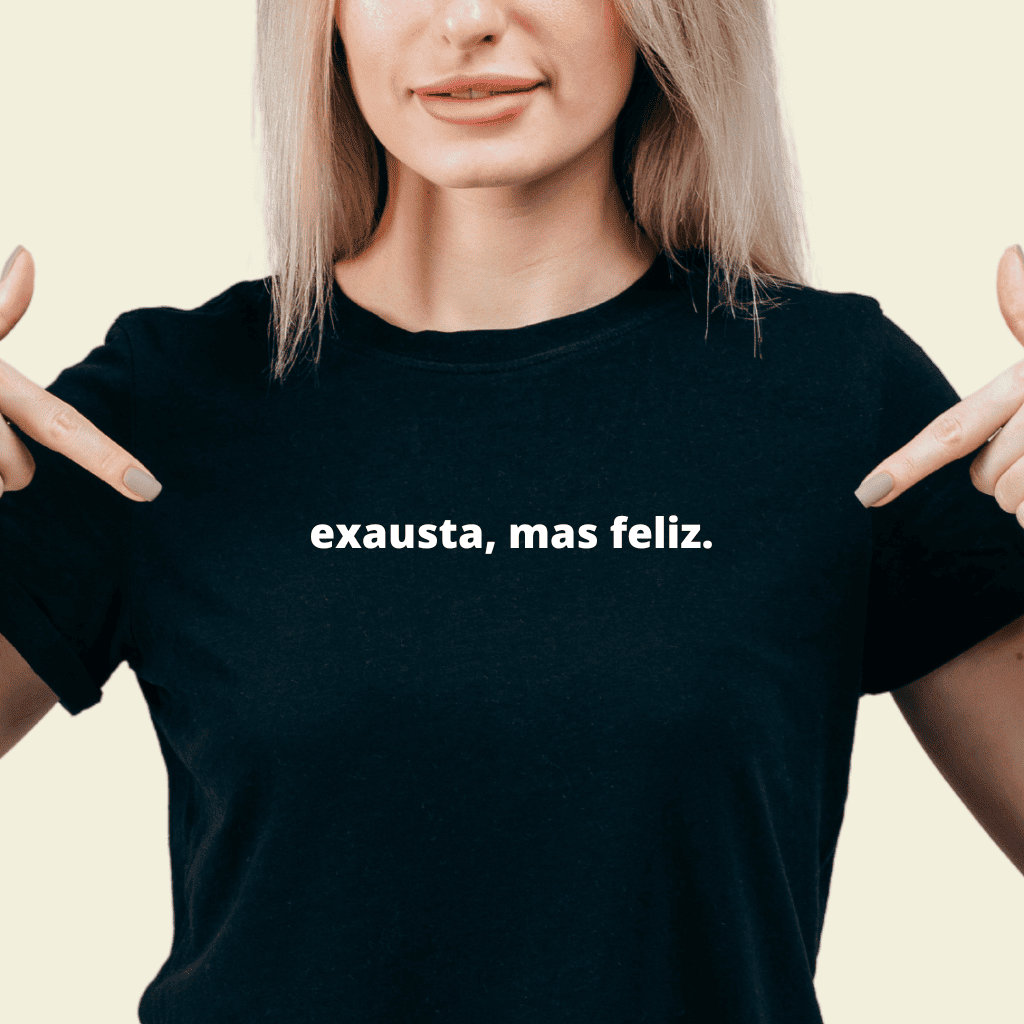 Camiseta Feminina "Exausta, Mas Feliz"