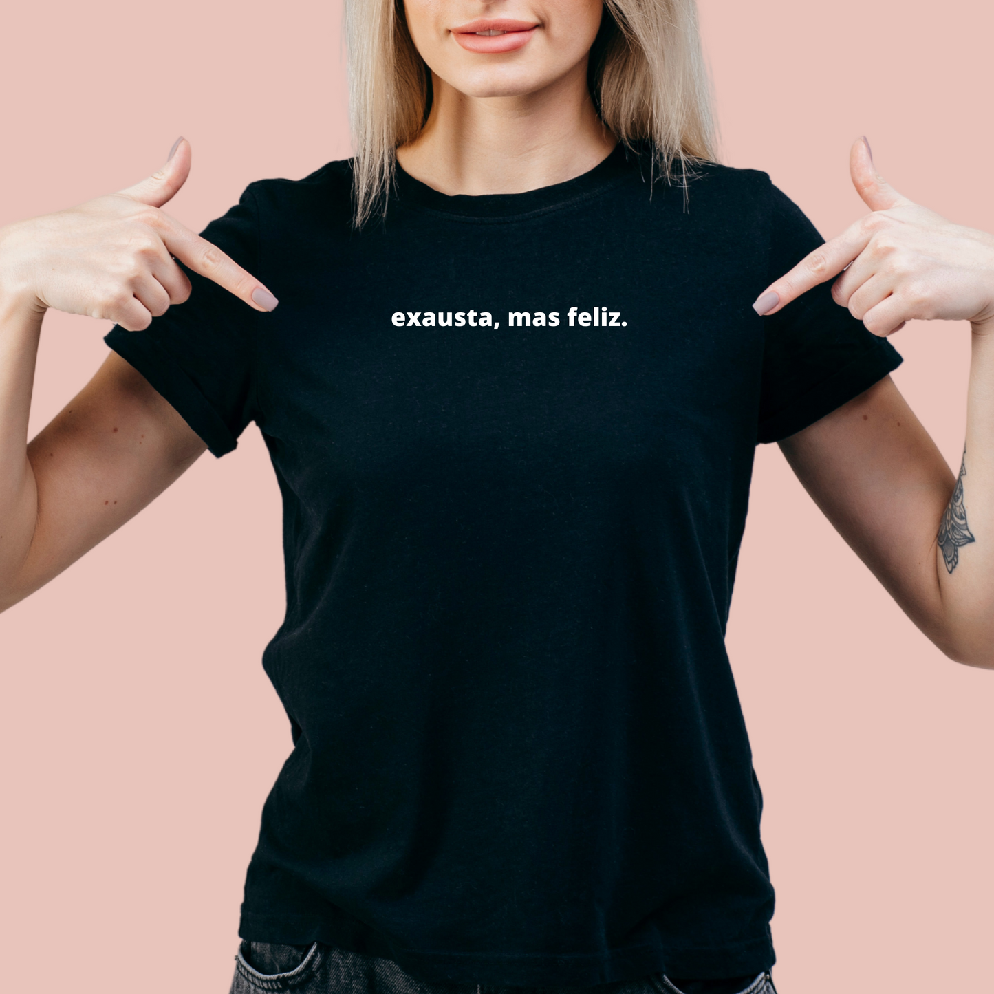 Camiseta Feminina "Exausta, Mas Feliz"