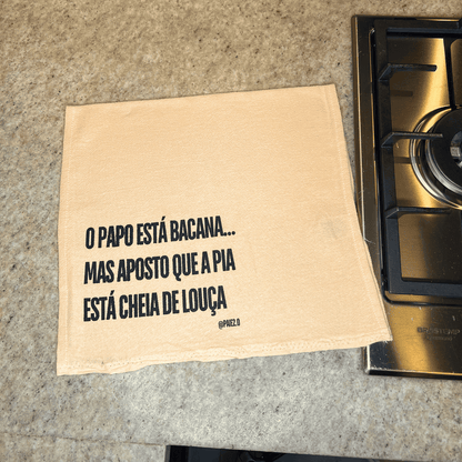 Pano "O Papo Está Bacana, Mas Aposto Que a Pia Está Cheia de Louça"